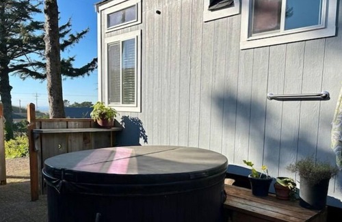 Seal Rock House | Cozy 1 bedroom surf camp with hot tub