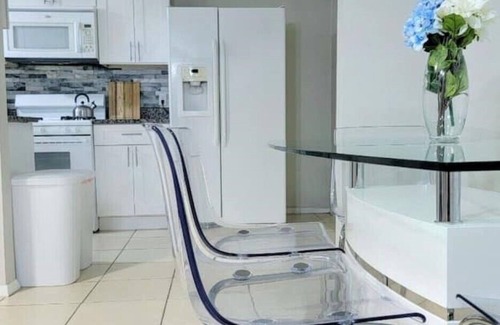 Fairvilla House | COZY 1 KING BEDROOM HOUSE UNIVERSAL & DOWNTOWN 20 MINUTES AWAY