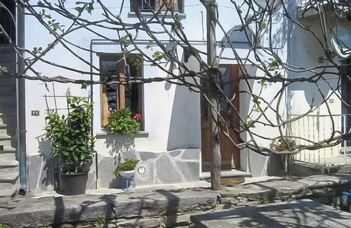 Cannero Riviera Apartment | Cozy 1-room apartment with terrace, garden and dream view