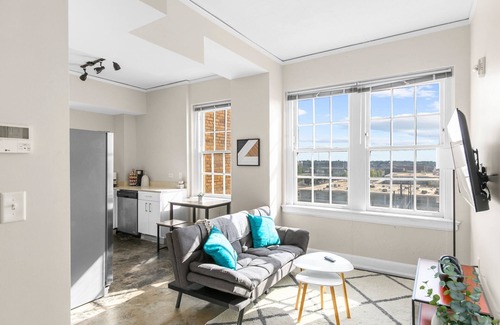 Civil Rights Historic District Apartment | Cozy 1bd- Heart of Downtown Bham- Remote Workspace