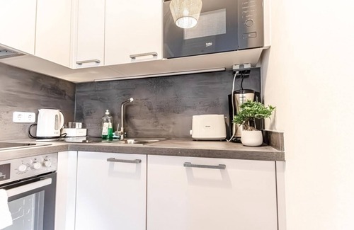 Favoriten Apartment | Cozy 1BR+1LV Apt. Steps Away from Reumannplatz U1