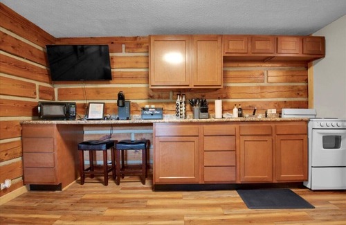 Gatlinburg - Pigeon Forge RV Rental | Cozy 1BR Log Cabin Retreat in Tennessee