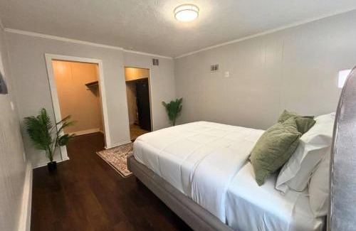 North Shore Apartment | Cozy 1x1 Retro Escape - East Htx