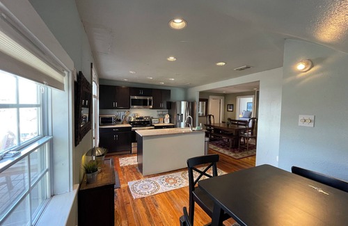 Bryker Woods Condo | Cozy 2/1 Treehouse in Brykerwoods Neighborhood
