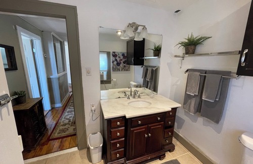 Bryker Woods Condo | Cozy 2/1 Treehouse in Brykerwoods Neighborhood