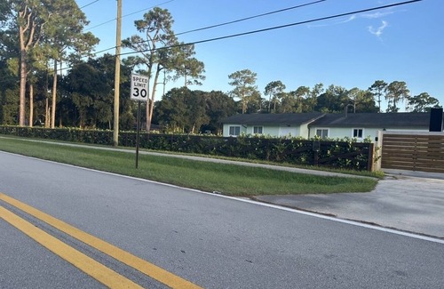West Palm Beach House | Cozy 2 Acre Home Sleeps 8