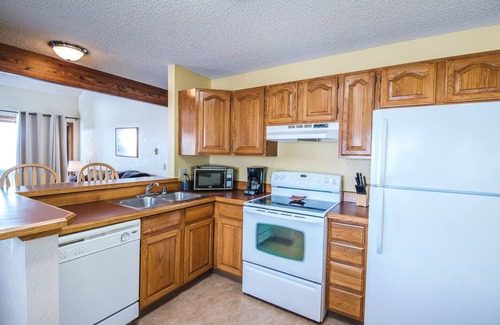 Red Lodge Condo | Cozy 2 Bed, 2 Bath Condo on Golf Course with Hot tub, Sauna, & Pool! Unit #3
