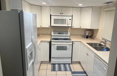 Edison Park Historic District Apartment | Cozy 2-bedroom apartment with AC and WiFi in welcoming Fort Myers