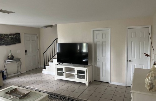 Edison Park Historic District Apartment | Cozy 2-bedroom apartment with AC and WiFi in welcoming Fort Myers