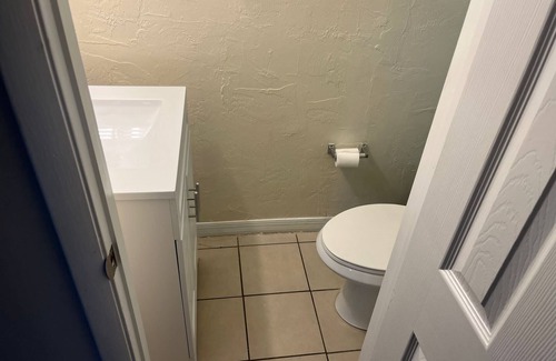 Edison Park Historic District Apartment | Cozy 2-bedroom apartment with AC and WiFi in welcoming Fort Myers