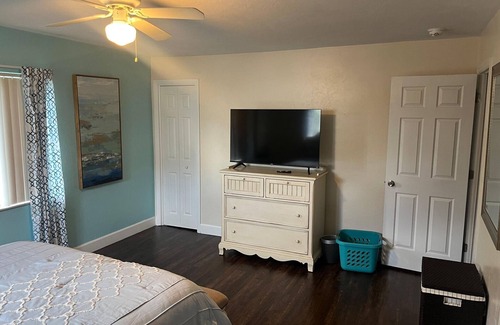 Edison Park Historic District Apartment | Cozy 2-bedroom apartment with AC and WiFi in welcoming Fort Myers