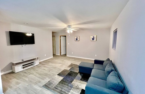 Alice Town House | Cozy 2-bedroom apartment in delightful Bimini with WiFi, AC