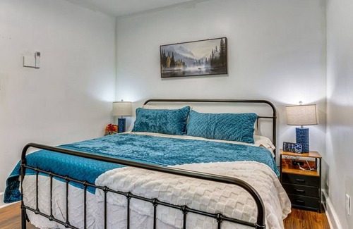 Lodi Apartment | Cozy 2-bedroom apartment in charming Lodi with AC