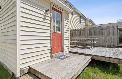 Southern Coast Apartment | Cozy 2-bedroom apartment in enjoyable Saco with WiFi