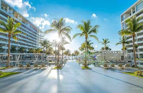 Playa Mujeres Apartment | Cozy 2-bedroom apartment in charming Cancun with AC, WiFi, fitness room