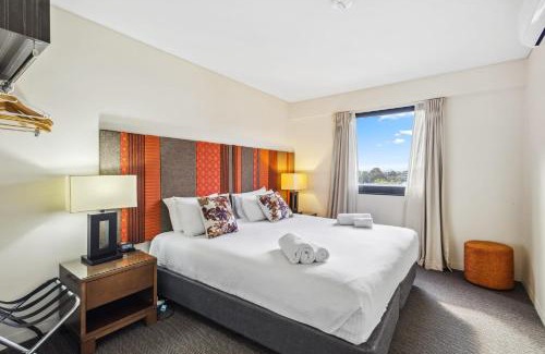 East Perth Apartment | Cozy 2-Bedroom Apartment with City Views