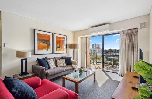 East Perth Apartment | Cozy 2-Bedroom Apartment with City Views