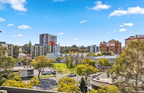 East Perth Apartment | Cozy 2-Bedroom Apartment with City Views