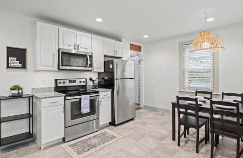 Hatfield Apartment | Cozy 2 Bedroom at Orvilla Park