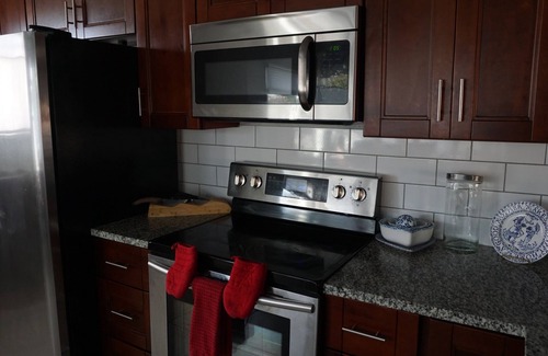 East Colfax House | Cozy 2 bedroom bungalo convenient to Downtown without the noise!n