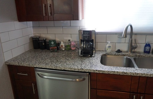 East Colfax House | Cozy 2 bedroom bungalo convenient to Downtown without the noise!n