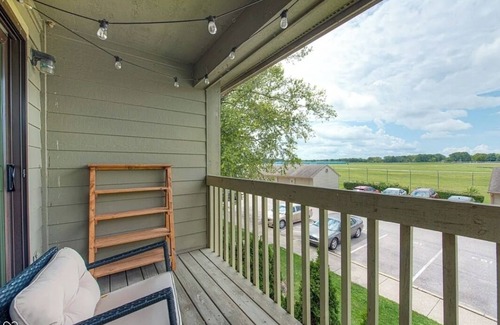 Pike Condo | Cozy 2-bedroom condo with AC, WiFi in charming Eagle Creek area Indianapolis.
