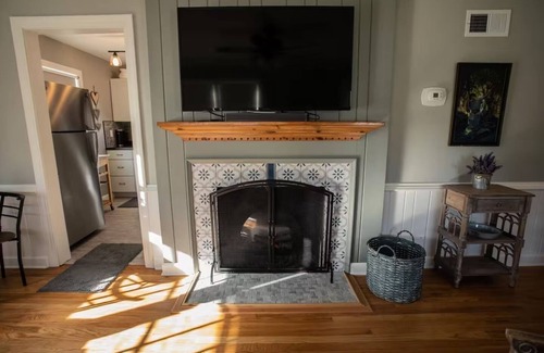 Grand Island Cottage | Cozy 2-bedroom cottage in charming Grand Island with WiFi, AC