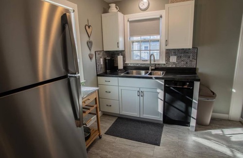 Grand Island Cottage | Cozy 2-bedroom cottage in charming Grand Island with WiFi, AC