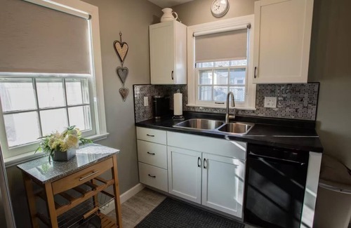 Grand Island Cottage | Cozy 2-bedroom cottage in charming Grand Island with WiFi, AC