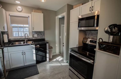 Grand Island Cottage | Cozy 2-bedroom cottage in charming Grand Island with WiFi, AC