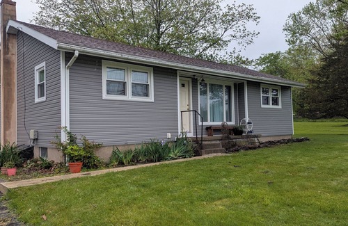 Quakertown Cottage | Cozy 2-bedroom cottage mins from Lake Nockamixon and Lake Towhee.