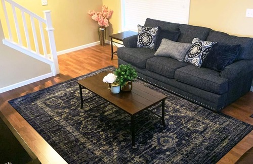 Bloomington House | Cozy 2 bedroom home in a beautiful neighborhood