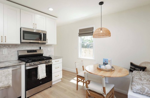 Long Branch House | Cozy 2-Bedroom Home: Modern Amenities, WiFi, and AC—3 Blocks from Pier Village
