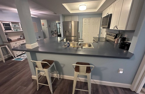 Marthas Vineyard House | Cozy 2-bedroom house on the canal in charming Port Richey with AC, & WiFi.