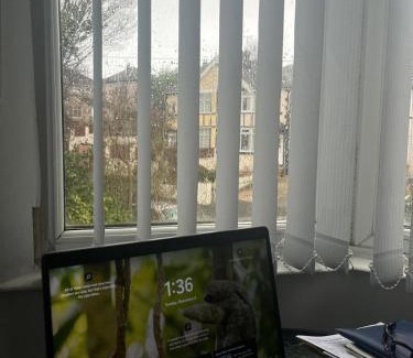 Bradford House | Cozy 2 Bedroom House in Bradford with 2 private car parking and garden