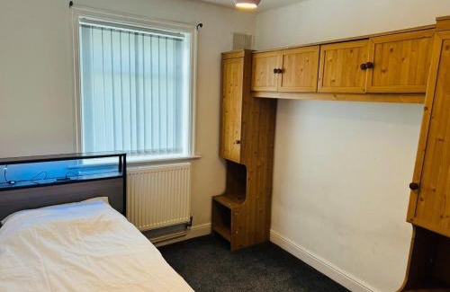 Bradford House | Cozy 2 Bedroom House in Bradford with 2 private car parking and garden