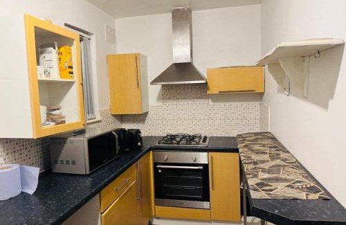 Bradford House | Cozy 2 Bedroom House in Bradford with 2 private car parking and garden