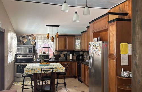 North Central Hollywood House | Cozy 2 bedroom house w Pool & Tropical garden.