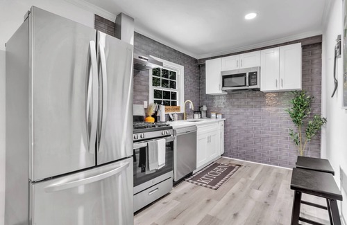 Atlanta House | Cozy 2-bedroom house with WiFi, AC in charming Atlanta.