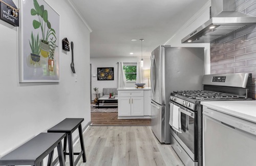 Atlanta House | Cozy 2-bedroom house with WiFi, AC in charming Atlanta.