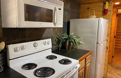 Pottsboro Cabin | Cozy 2 Bedroom Lakeview Cabin: Cabin B