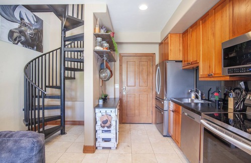 The Highlands Cabin | Cozy 2-bedroom lodge in lovely Breckenridge with WiFi, sauna, and fitness room