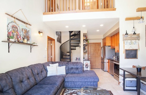 The Highlands Cabin | Cozy 2-bedroom lodge in lovely Breckenridge with WiFi, sauna, and fitness room