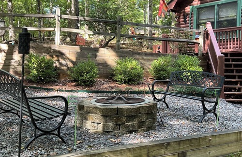 Blue Ridge Cabin | Cozy 2-bedroom, one bath cabin in amazing Blue Ridge mountains.with Wi Ac