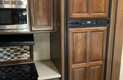 Leesville House | Cozy 2-bedroom RV with WiFi and AC near Ft Johnson