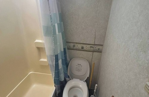 Euclid House | Cozy 2-bedroom RV with WiFi, AC in peaceful Euclid