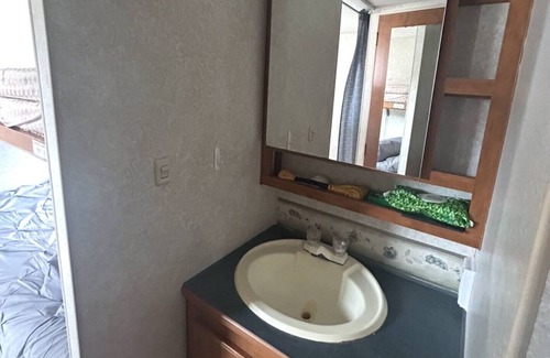 Euclid House | Cozy 2-bedroom RV with WiFi, AC in peaceful Euclid