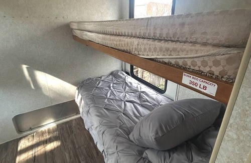 Euclid House | Cozy 2-bedroom RV with WiFi, AC in peaceful Euclid