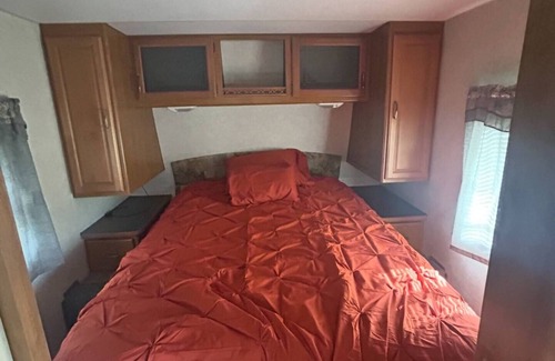 Euclid House | Cozy 2-bedroom RV with WiFi, AC in peaceful Euclid