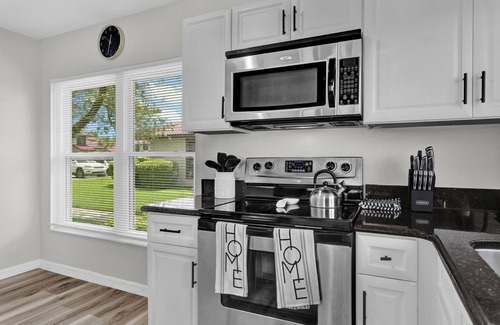 Poinciana House | Cozy 2-bedroom Townhouse 35 mins to Disney Parks!